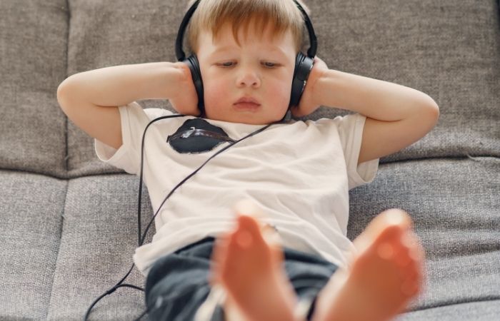 Cómo pueden ayudar los auriculares con cancelación de ruido en los niños con autismo