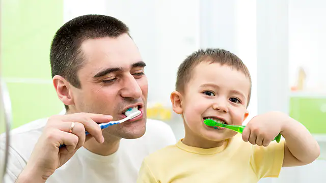 Consejos para cepillar los dientes de un niño autista